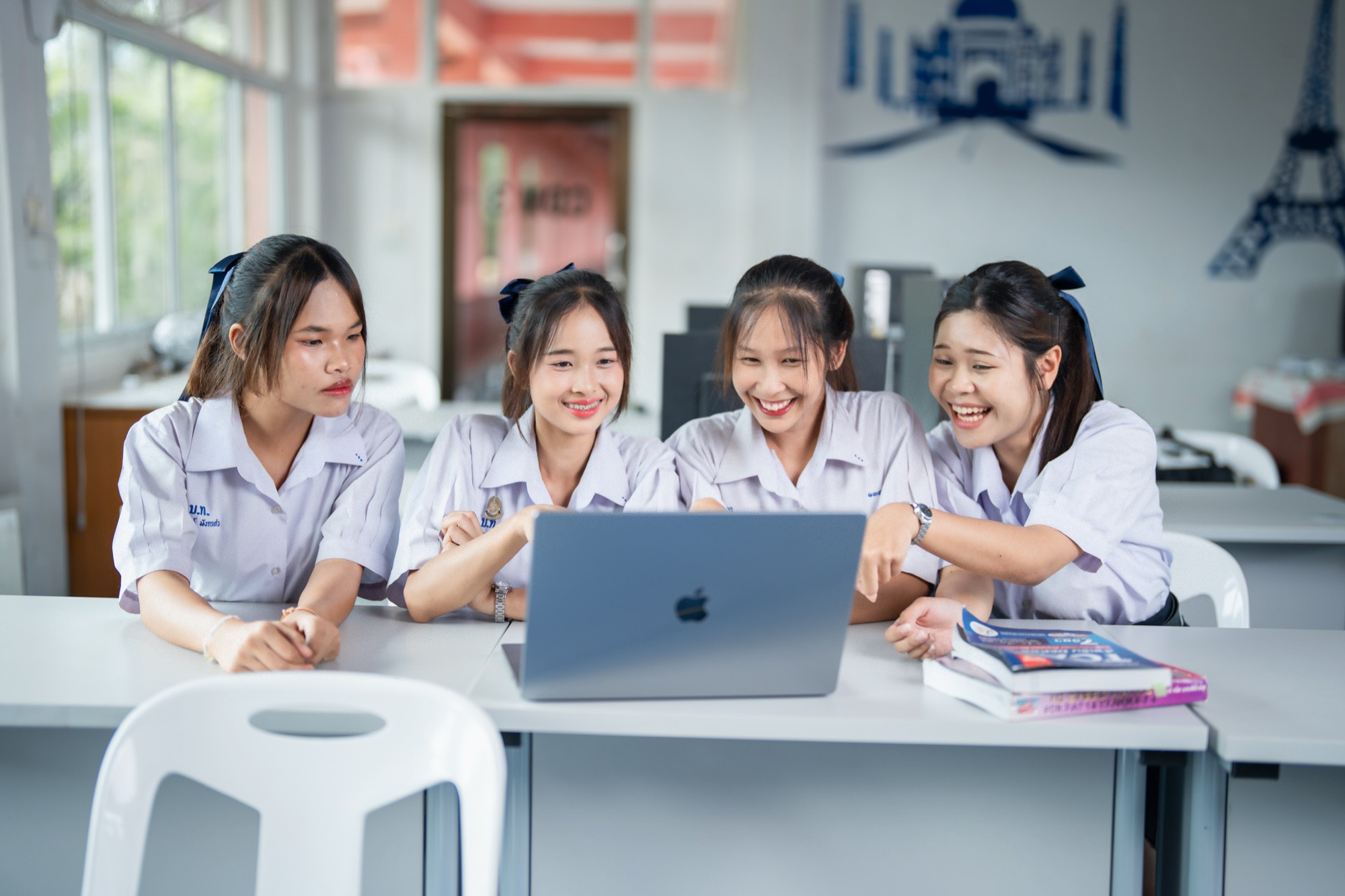 นักเรียนกำลังเรียนรู้ร่วมกันผ่านคอมพิวเตอร์